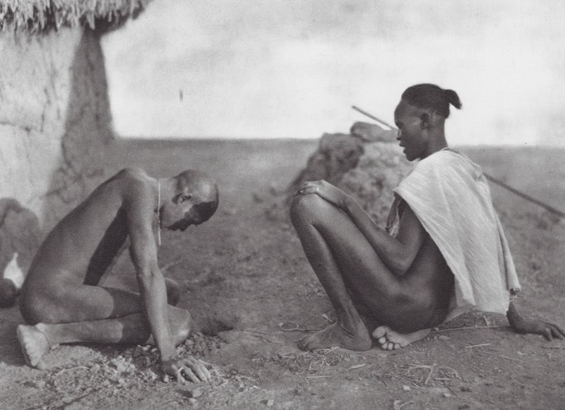Afrika: Medicinman blöder en patient (svartvitt foto) av Hugo Adolf Bernatzik