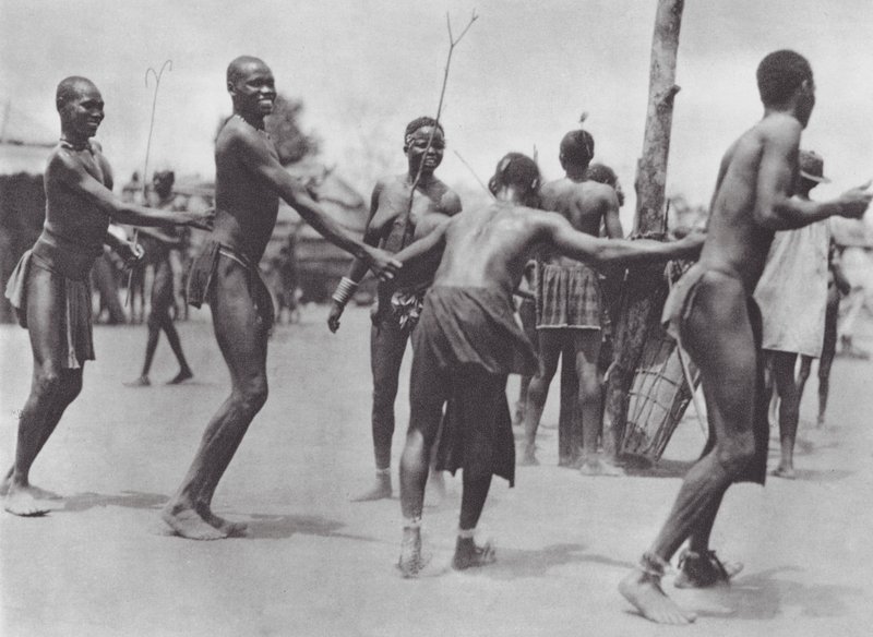 Afrika: Moru runddans (svartvitt foto) av Hugo Adolf Bernatzik