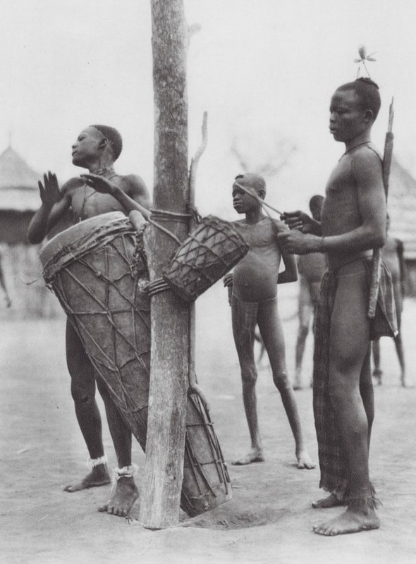 Afrika: Moru-män spelar trummor (svartvitt foto) av Hugo Adolf Bernatzik
