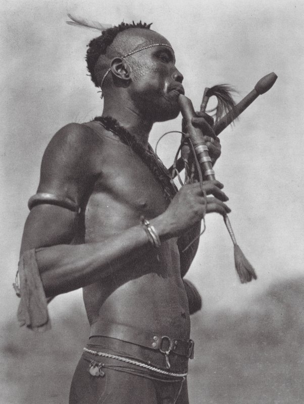 Afrika: Niambara flöjtspelare (svartvitt foto) av Hugo Adolf Bernatzik
