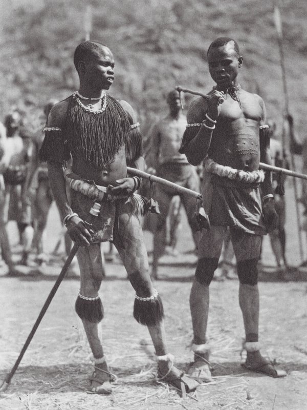 Afrika: Nuba skaller-dansare (svartvitt foto) av Hugo Adolf Bernatzik
