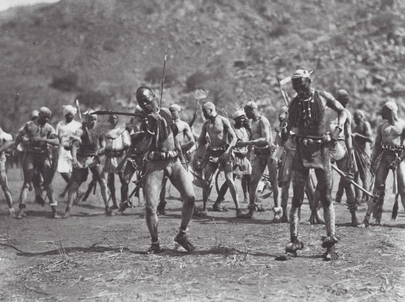 Afrika: Nuba skallra dans (svartvitt foto) av Hugo Adolf Bernatzik