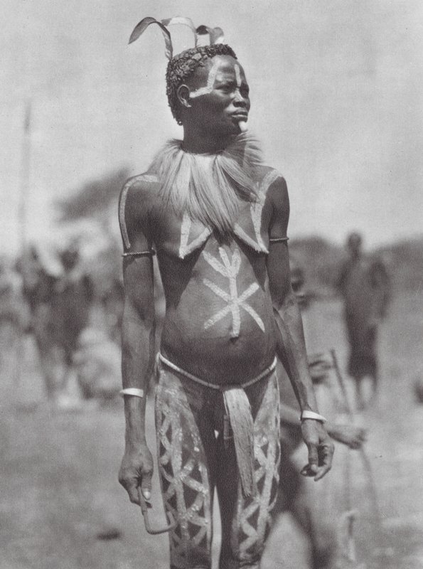 Afrika: Nubakvinna med festligt smycke (svartvitt foto) av Hugo Adolf Bernatzik