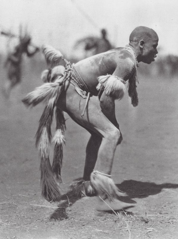 Afrika: Nuba-brottare (svartvitt foto) av Hugo Adolf Bernatzik