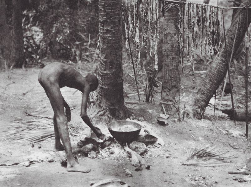 Afrika: Nuer lagar krokodilkött (svartvitt foto) av Hugo Adolf Bernatzik