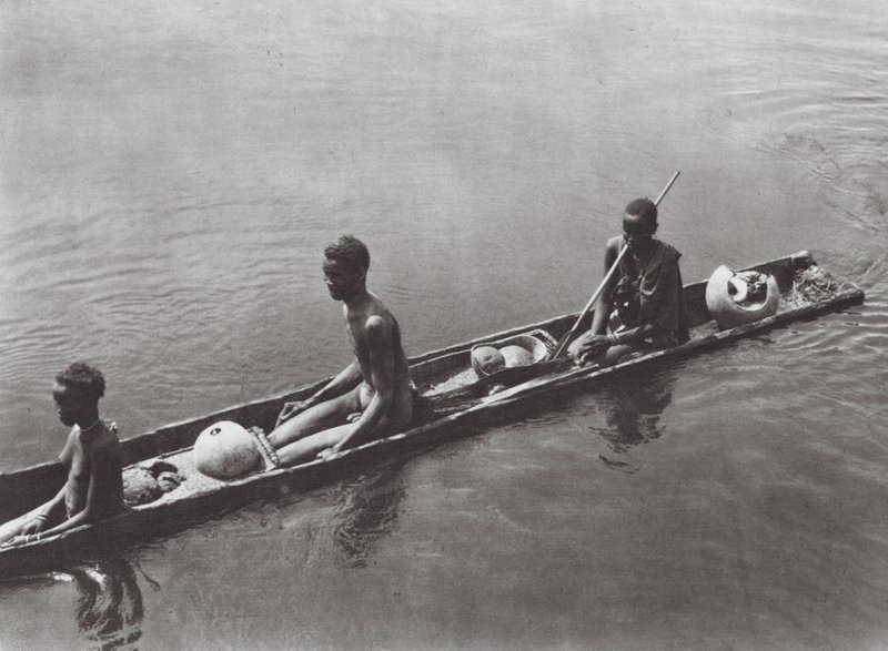 Afrika: Nuer grävde en grop vid Bahr el Zeraf (svartvitt foto) av Hugo Adolf Bernatzik