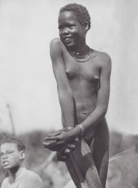 Afrika: Nuer-flicka (svartvitt foto) av Hugo Adolf Bernatzik
