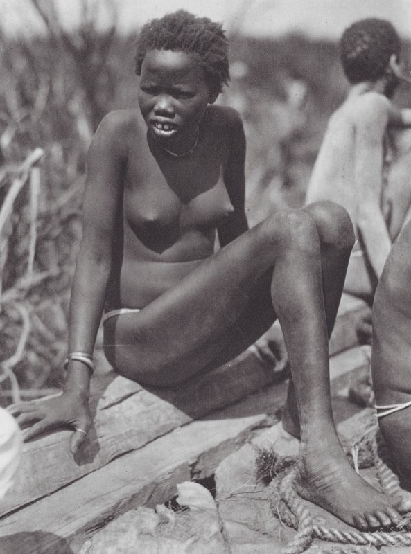 Afrika: Nuer-flicka på Bahr el Zeraf (svartvitt foto) av Hugo Adolf Bernatzik