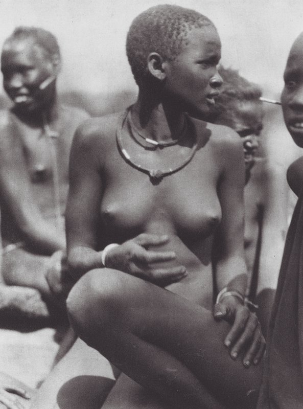 Afrika: Nuer-flicka bär halsband av giraffhår (svartvitt foto) av Hugo Adolf Bernatzik