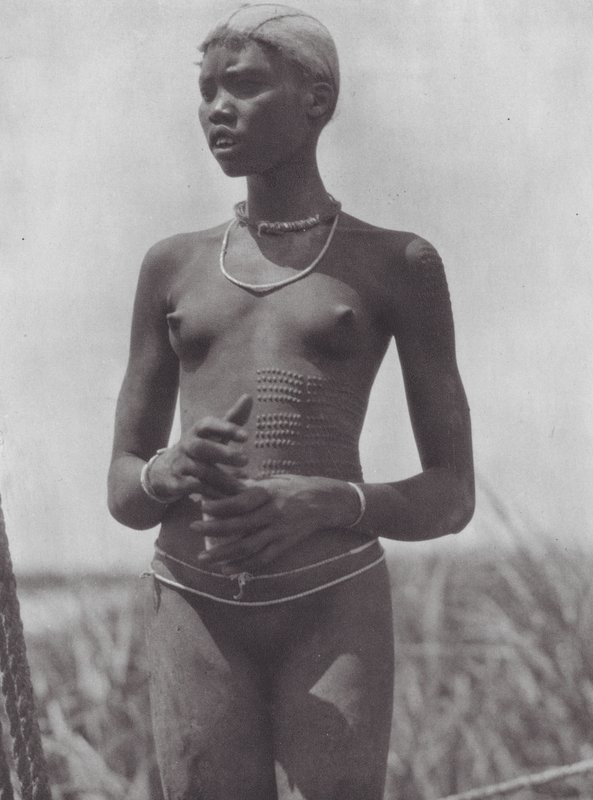 Afrika: Nuer-flicka med prydnadsärr (svartvitt foto) av Hugo Adolf Bernatzik
