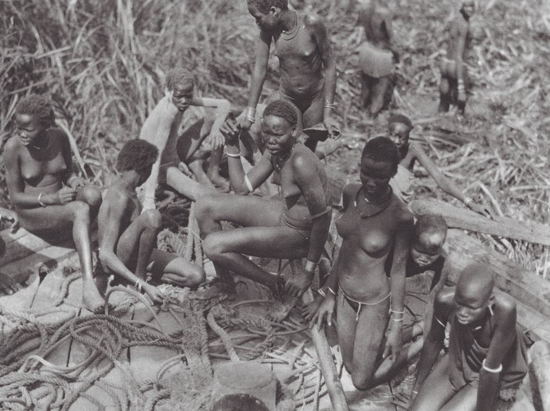 Afrika: Nuer-flickor på en sudanesisk segelbåt (svartvitt foto) av Hugo Adolf Bernatzik