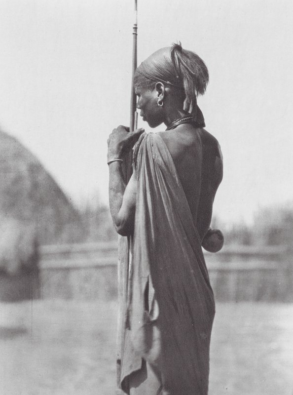 Afrika: Nuer i Shilluk-dräkt (svartvitt foto) av Hugo Adolf Bernatzik