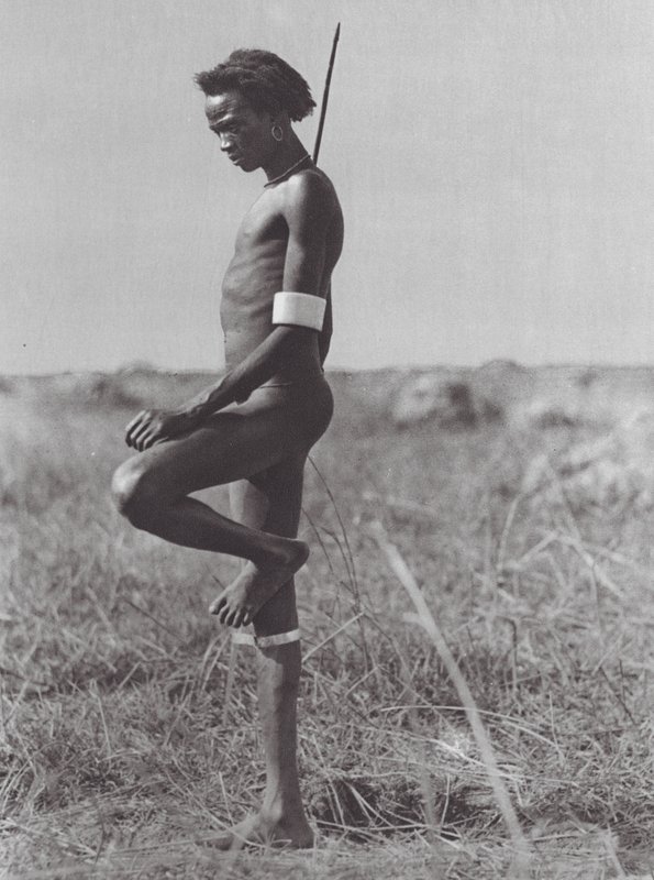 Afrika: Nuer, viloposition (svartvitt foto) av Hugo Adolf Bernatzik