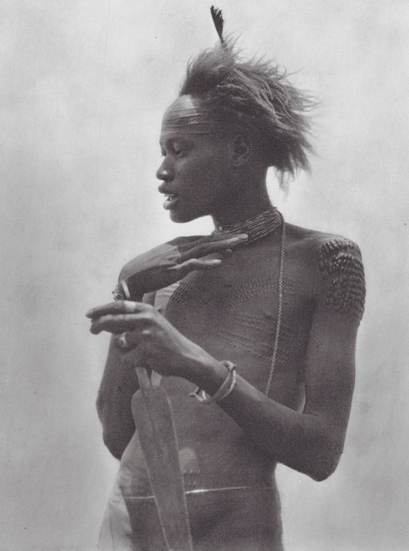 Afrika: Nuer-krigare med tribalmärke i pannan (svartvitt foto) av Hugo Adolf Bernatzik