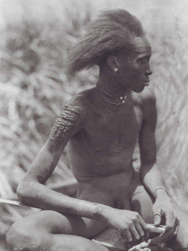 Afrika: Nuer med håret färgat rött (svartvitt foto) av Hugo Adolf Bernatzik