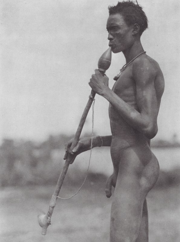 Afrika: Nueriserad dinka på Bahr el Zeraf (svartvitt foto) av Hugo Adolf Bernatzik