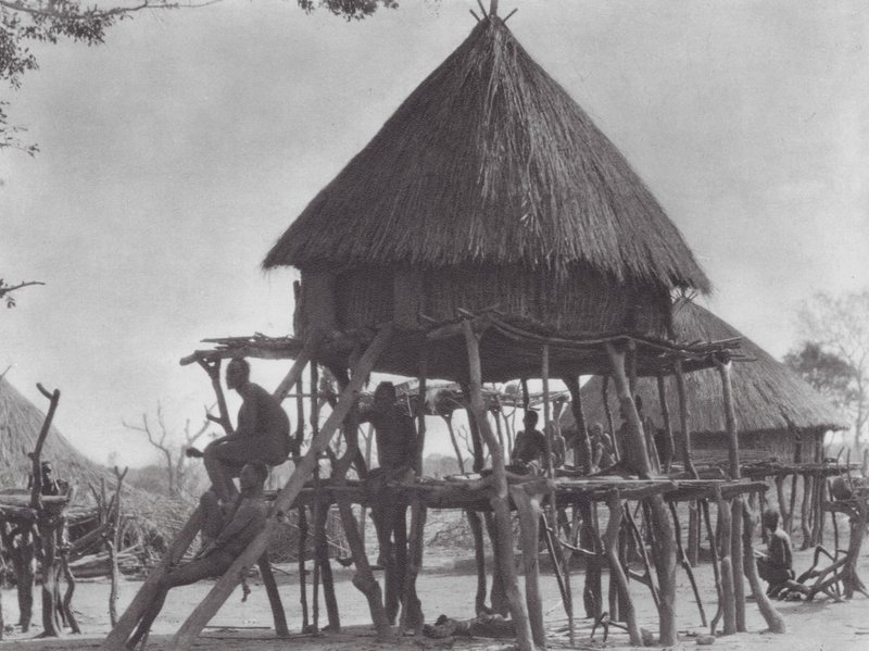 Afrika: Pålbyggda bostäder i östra Djur (svartvitt foto) av Hugo Adolf Bernatzik