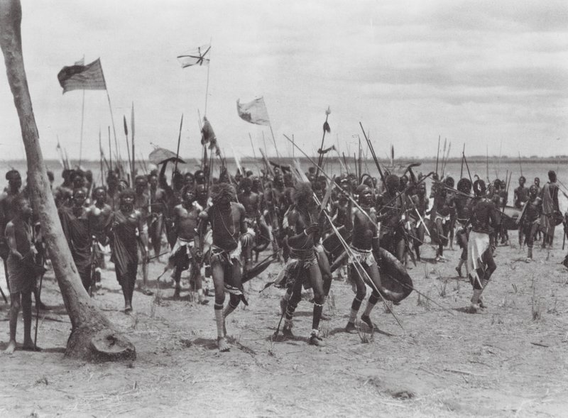 Afrika: Begravningsceremoni för Shilluk nära Tonga (s/v-foto) av Hugo Adolf Bernatzik