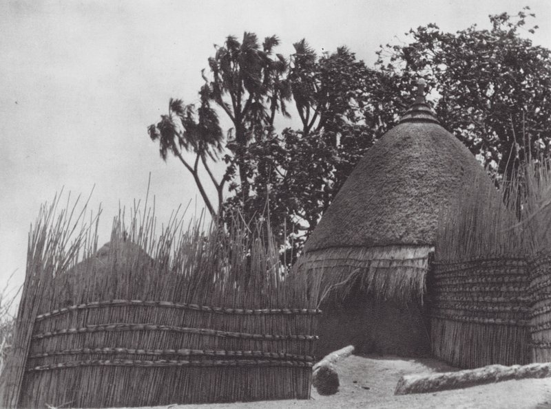 Afrika: Shilluk-tempel (svartvitt foto) av Hugo Adolf Bernatzik