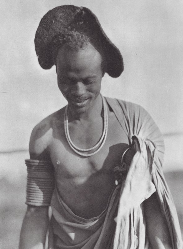 Afrika: Shilluk-krigare med huvfrisyr (svartvitt foto) av Hugo Adolf Bernatzik