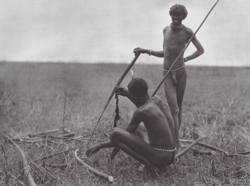 Afrika: Shilluk-krigare vilar (svartvitt foto) av Hugo Adolf Bernatzik