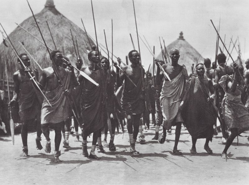 Afrika: Shilluk-krigare stormar en hövdings grav (svartvitt foto) av Hugo Adolf Bernatzik