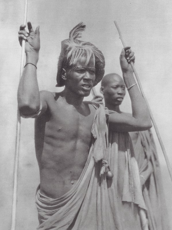 Afrika: Shilluks (svartvitt foto) av Hugo Adolf Bernatzik