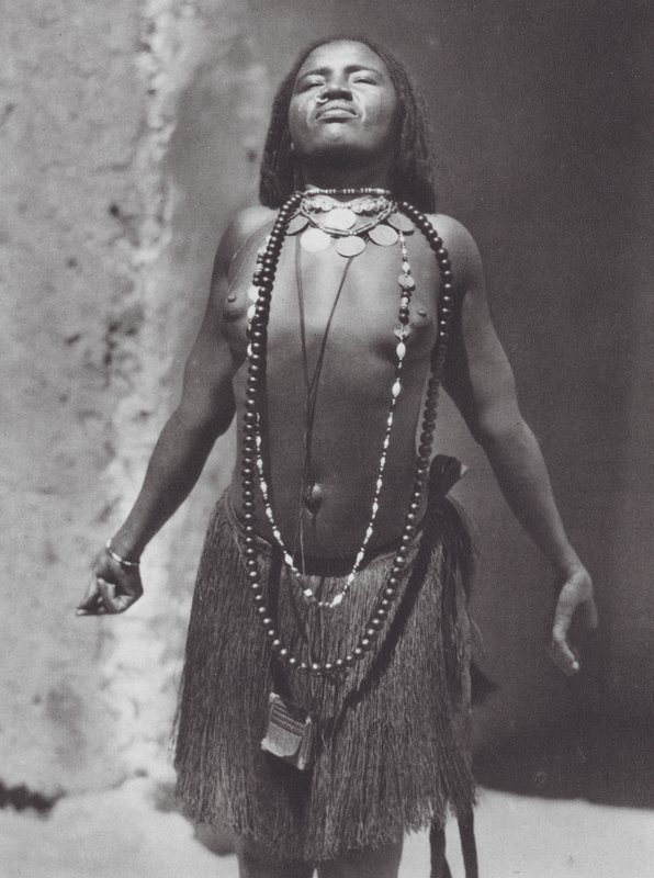 Afrika: Sudanesisk magdansös (svartvitt foto) av Hugo Adolf Bernatzik