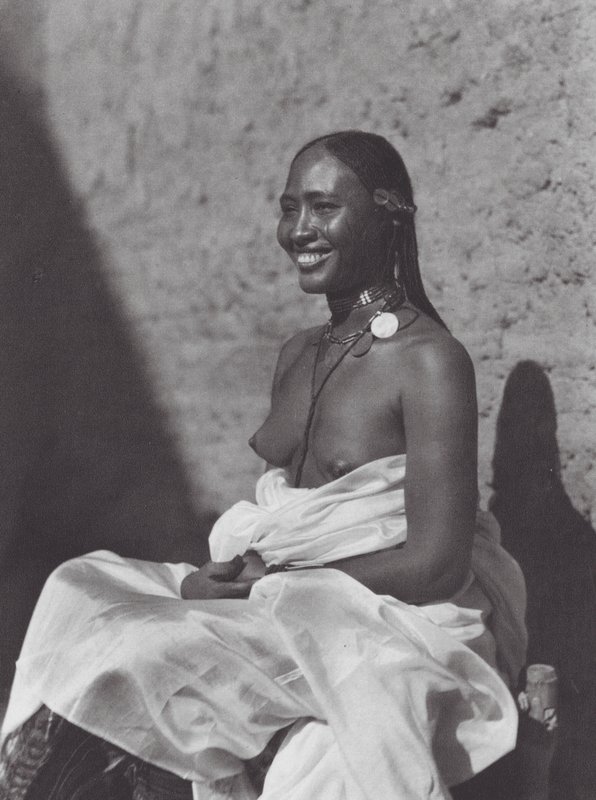 Afrika: Sudanesisk kvinna från Omdurman (s/v-foto) av Hugo Adolf Bernatzik