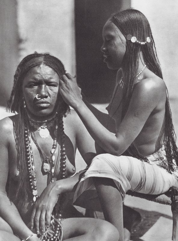 Afrika: Sudanesiska kvinnor flätar hår (svartvitt foto) av Hugo Adolf Bernatzik