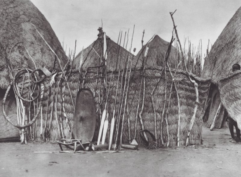 Afrika: En avliden Shilluk-hövdings egendom (svartvitt foto) av Hugo Adolf Bernatzik