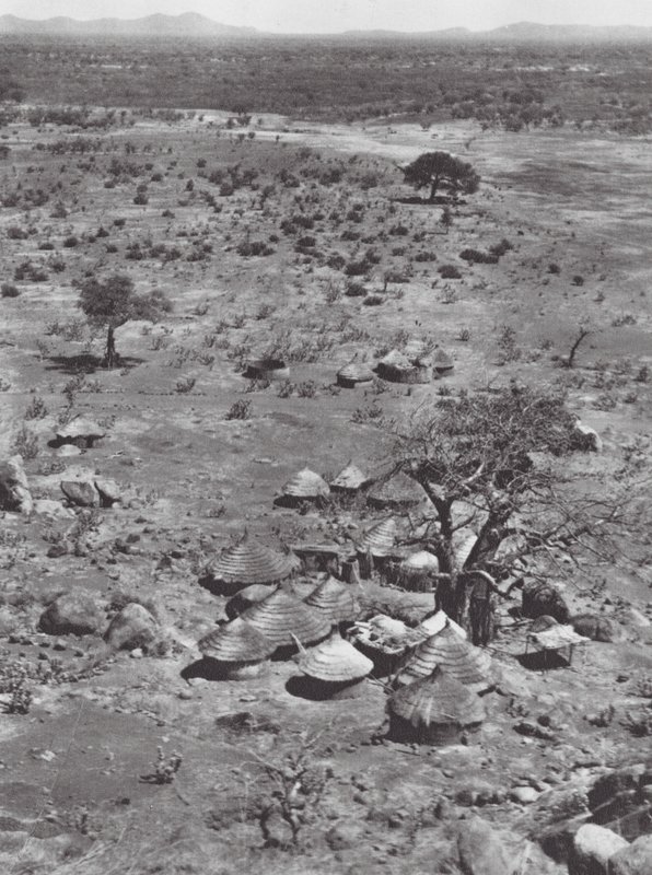 Afrika: Utsikt över slätterna från Mount Talodi (svartvitt foto) av Hugo Adolf Bernatzik
