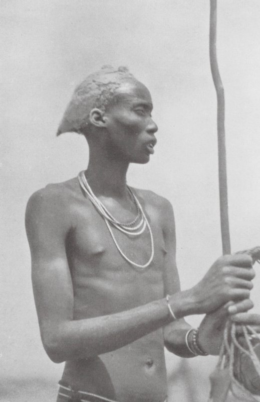 Dinka-Neger (svartvitt foto) av Hugo Adolf Bernatzik