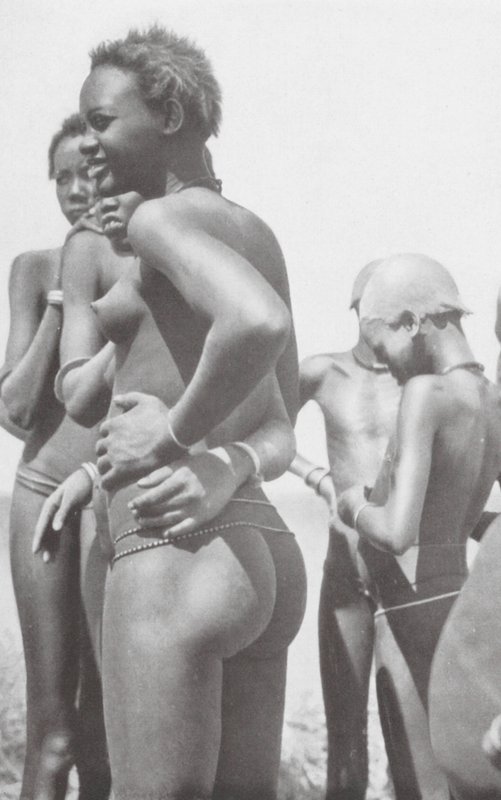 Nuer-flicka (svartvitt foto) av Hugo Adolf Bernatzik