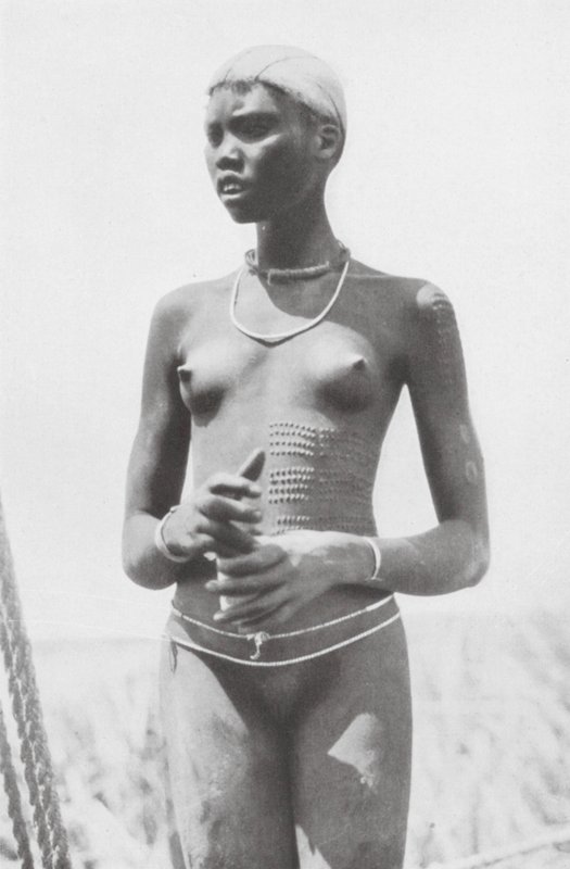 Nuer-flicka (svartvitt foto) av Hugo Adolf Bernatzik