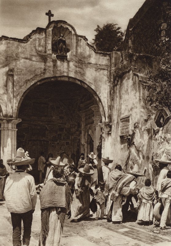 Mexiko: Amecameca, ingång till kyrkan (svartvitt foto) av Hugo Brehme
