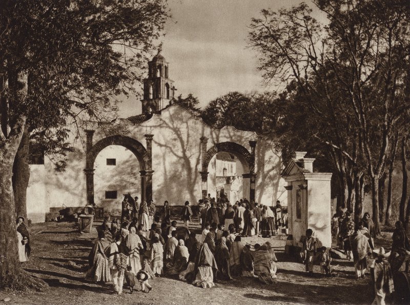 Mexiko: Amecameca, procession framför kapellet på det heliga berget (svartvitt foto) av Hugo Brehme