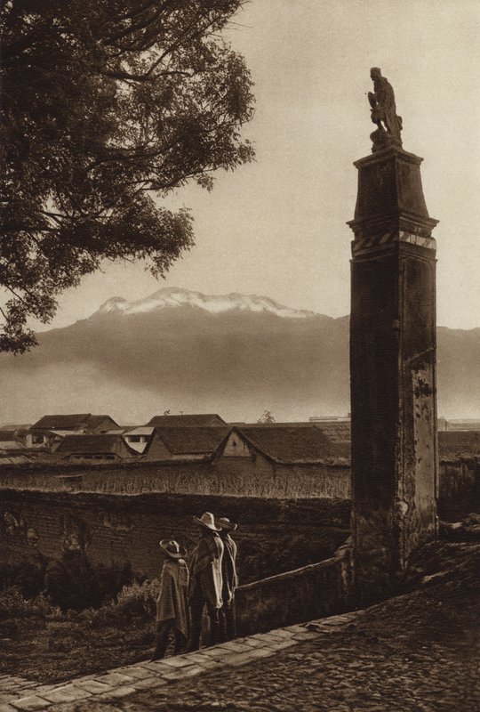 Mexiko: Amecameca med Iztaccihuatl (svartvitt foto) av Hugo Brehme