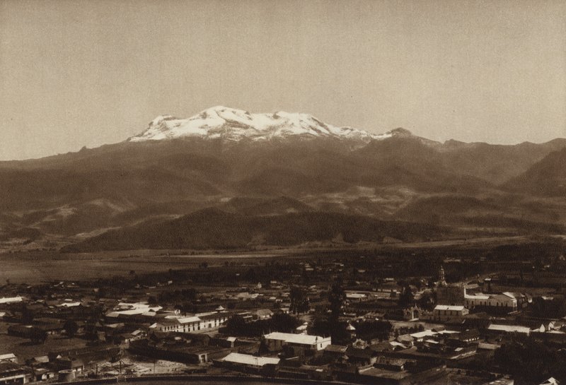 Mexiko: Amecameca med Iztaccihuatl (svartvitt foto) av Hugo Brehme