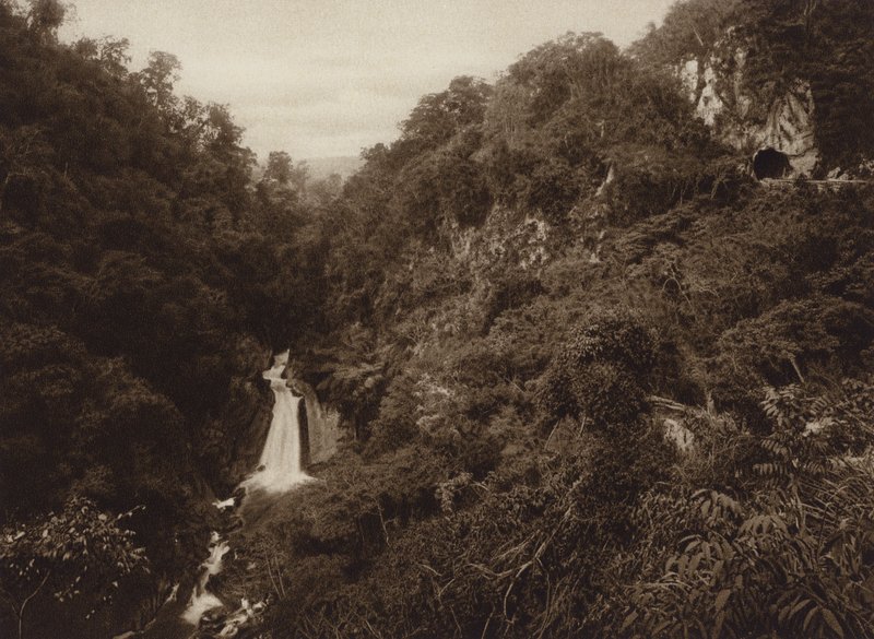 Mexiko: Atoyac, Salto de agua (svartvitt foto) av Hugo Brehme