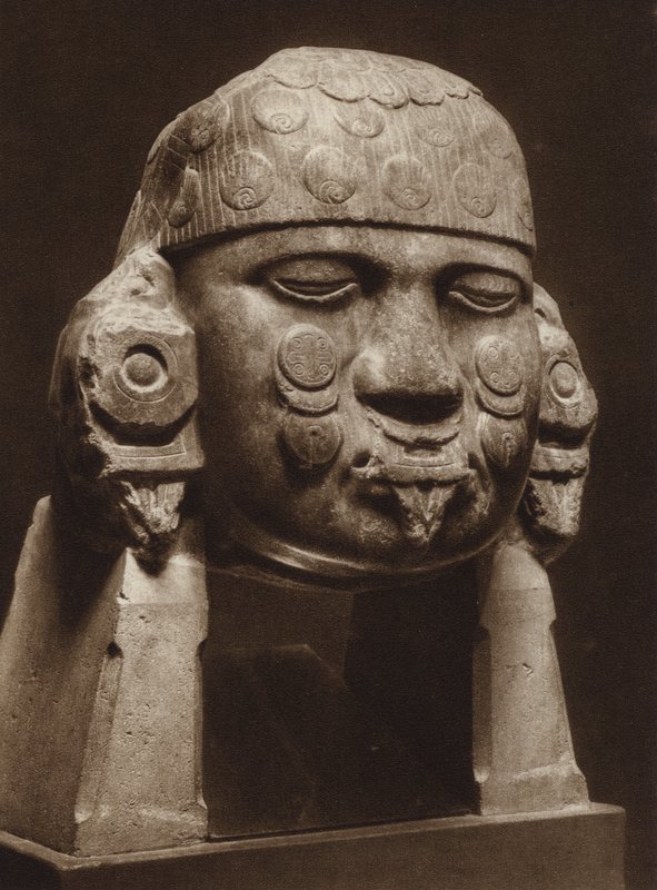 Mexiko: Diorithuvud av gudinnan Coyolxauhqui, Nationalmuseum (svartvitt foto) av Hugo Brehme