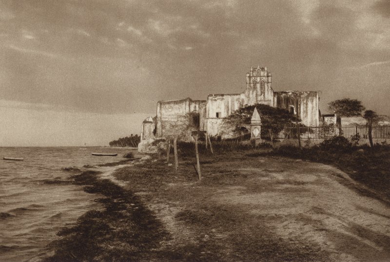 Mexiko: Campeche, Ruinen av klostret San Francisco (svartvitt foto) av Hugo Brehme