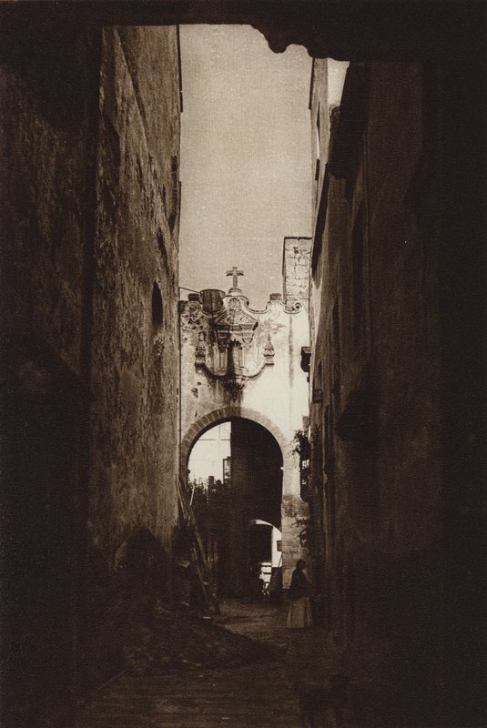 Mexiko: Capital Mejico, gammal innergård på Cinco de Febrero Street (svartvitt foto) av Hugo Brehme