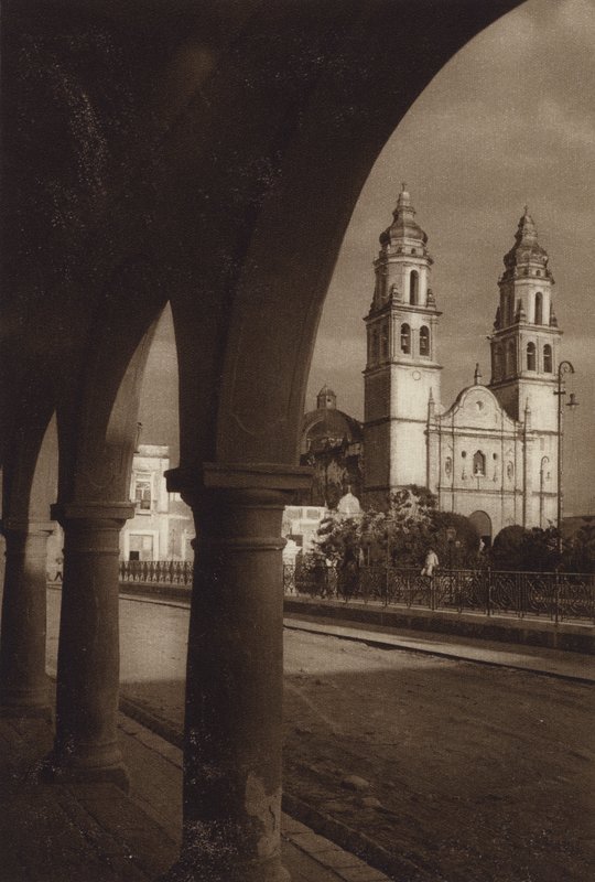 Mexiko: Katedralen i Campeche (svartvitt foto) av Hugo Brehme