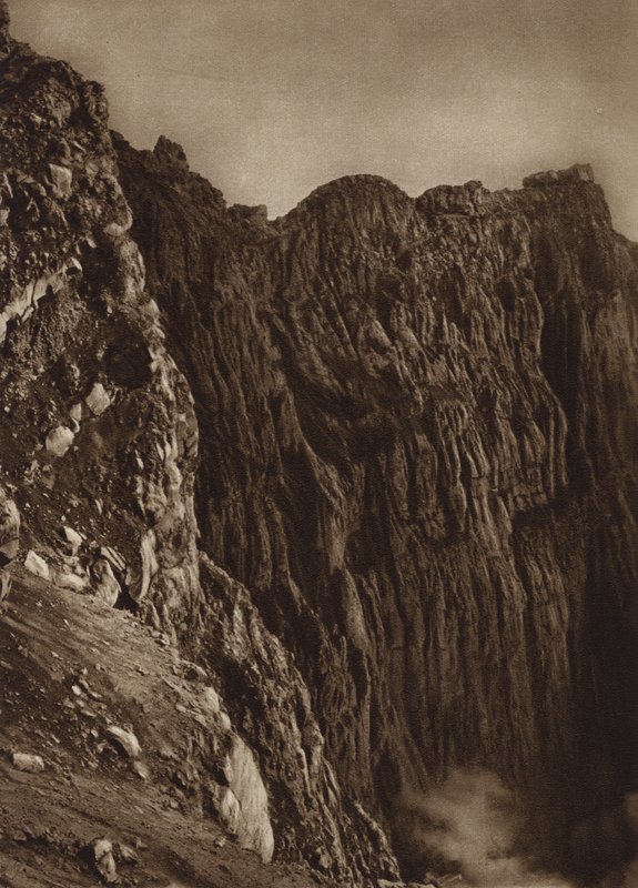 Mexiko: Popocatepetls krater (svartvitt foto) av Hugo Brehme