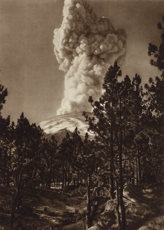 Mexiko: Popocatepetl-utbrottet, sett från Tlamacas (svartvitt foto) av Hugo Brehme