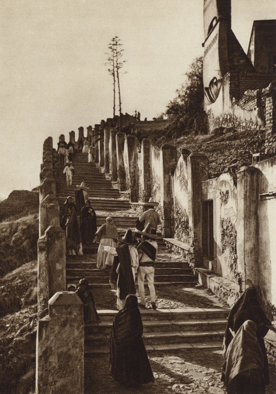 Mexiko: Guadalupe Hidalgo, Uppstigning till kullen Tepeyacac (svartvitt foto) av Hugo Brehme