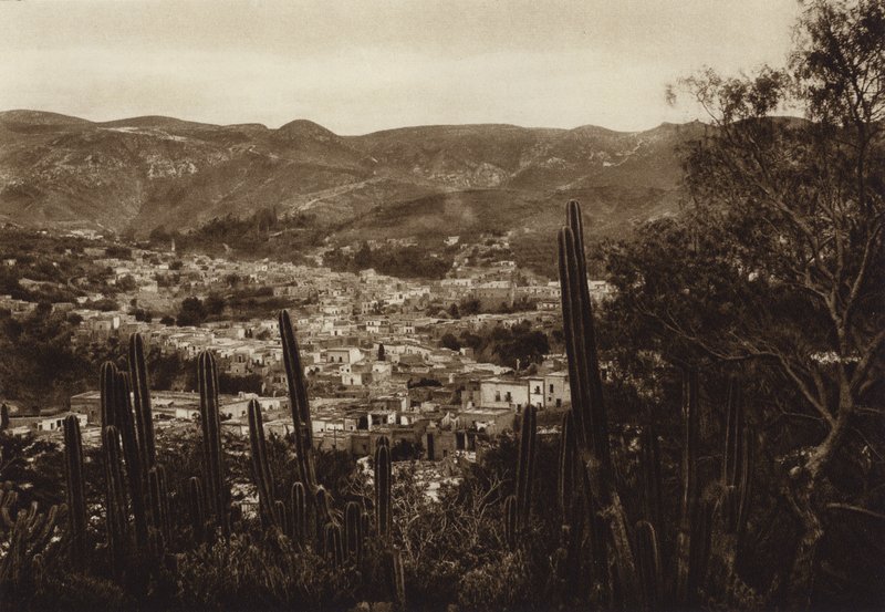 Mexiko: Guanajuato, Totalvy över byn (svartvitt foto) av Hugo Brehme