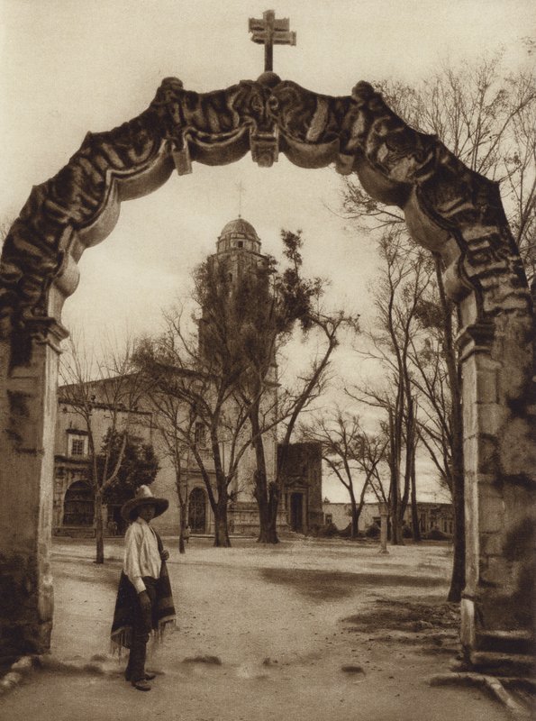 Mexiko: Kyrkan i Acambaro, delstaten Michoacan (svartvitt foto) av Hugo Brehme