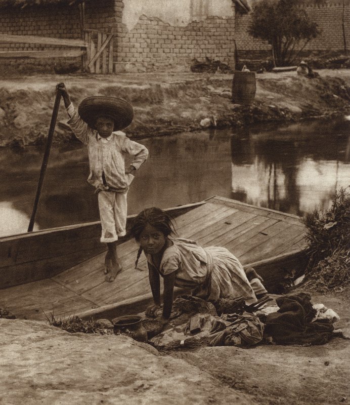 Mexiko: Ixtacalco, Barn till indianer som tvättar kläder, D F (svartvitt foto) av Hugo Brehme